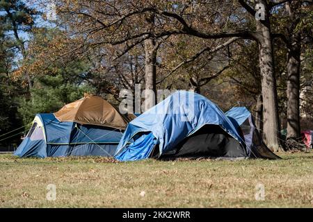 Washington DC, États-Unis. 25th novembre 2022. Des tentes de sans-abri sont vues à Washington, DC, les États-Unis, le 23 novembre 2022. Credit: Liu Jie/Xinhua/Alay Live News Banque D'Images