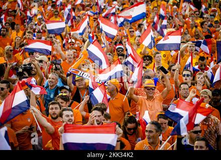 Al Rayyan, Qatar. 25th novembre 2022. QATAR - les fans d'Orange lors d'une marche de fans avant le match de la coupe du monde de la FIFA, Qatar 2022 entre les pays-Bas et l'Équateur au stade international Khalifa sur 25 novembre 2022 à Al-Rayyan, Qatar. ANP KOEN VAN WEEL netherlands Out - belgium Out Credit: ANP/Alay Live News Credit: ANP/Alay Live News Credit: ANP/Alay Live News Credit: ANP/Alay Live News Banque D'Images