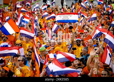 Al Rayyan, Qatar. 25th novembre 2022. QATAR - les fans d'Orange lors d'une marche de fans avant le match de la coupe du monde de la FIFA, Qatar 2022 entre les pays-Bas et l'Équateur au stade international Khalifa sur 25 novembre 2022 à Al-Rayyan, Qatar. ANP KOEN VAN WEEL crédit: ANP/Alamy Live News crédit: ANP/Alamy Live News crédit: ANP/Alamy Live News Banque D'Images