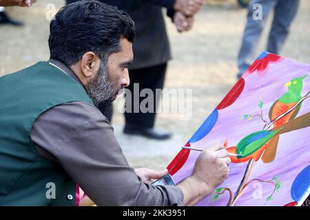 Islamabad. 25th novembre 2022. Un artiste peint lors du Lok Mela Festival à Islamabad, au Pakistan, le 25 novembre 2022. Le festival culturel de dix jours offre une plate-forme aux artisans pour présenter leurs œuvres artistiques et aux artistes folkloriques pour afficher leurs performances. Crédit : Ahmad Kamal/Xinhua/Alamy Live News Banque D'Images