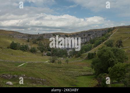 Malham Cove, un défaut sur la faille moyenne de Craven, grand amphithéâtre naturel et un tarn à la base de la cascade de l'âge de glace, le ruisseau Malham Beck coulant Banque D'Images