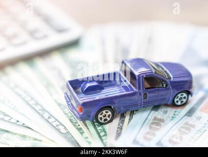 Modèle miniature de voiture de pick-up sur des billets de dollars.Business, finance, économie d'argent, banque ou concept de prêt de voiture. Banque D'Images