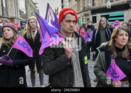 Glasgow, Écosse, Royaume-Uni, 25 novembre 2022. EIS, University Upders Association et UCU University and College Union manifestation et rassemblement de grève à Buchanan Street Steps. credit sst/alamy nouvelles en direct Banque D'Images