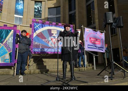 Glasgow, Écosse, Royaume-Uni, 25 novembre 2022. EIS, University Upders Association et UCU University and College Union manifestation et rassemblement de grève à Buchanan Street Steps. credit sst/alamy nouvelles en direct Banque D'Images