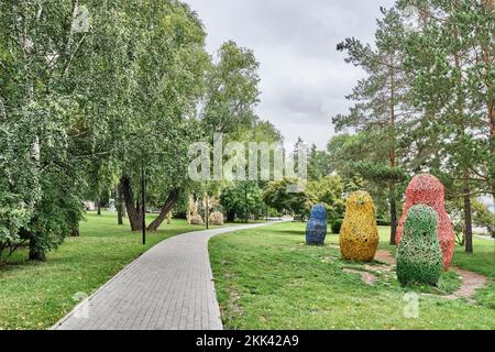 Novosibirsk, Russie - 19 août 2022 : chemin piétonnier en dalles dans le parc de remblai de Mikhaïlovskaya. Sculptures colorées aux formes de Russi Banque D'Images