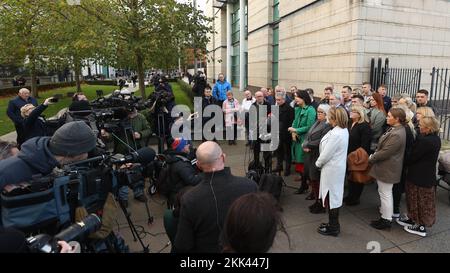 Grainne Teggart, d'Amnesty International, parlant en dehors des tribunaux de Laganside à Belfast, où l'ancien Grenadier Guardsman David Holden, a été reconnu coupable de l'avoir tué à un poste de contrôle de l'armée en Irlande du Nord il y a plus de 30 ans. Date de la photo: Vendredi 25 novembre 2022. Banque D'Images