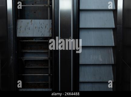 Vue de dessus d'un escalier roulant, l'un en bon état et l'autre en mauvais état Banque D'Images