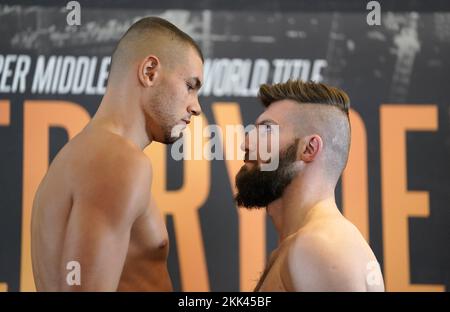 Tommy Fletcher (à gauche) et Jiri Krejci lors de la pesée au Hilton Canary Wharf, Londres. Date de la photo: Vendredi 25 novembre 2022. Banque D'Images