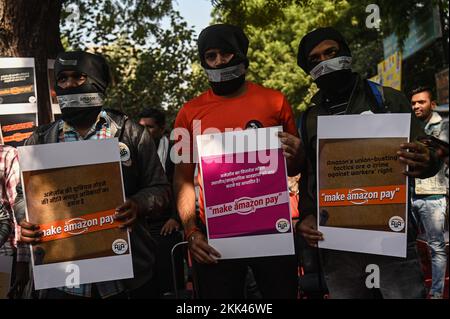 New Delhi, Delhi, Inde. 25th novembre 2022. Les employés de Gig Amazon Warehouse ainsi que d'autres employés participent à une démonstration à New Delhi. La manifestation a été contre Amazon et diverses autres compagnies pour ne pas fournir de salaire approprié et d'autres droits de base aux travailleurs de Gig. (Image de crédit : © Kabir Jhangiani/ZUMA Press Wire) Banque D'Images