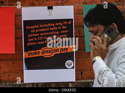 New Delhi, Delhi, Inde. 25th novembre 2022. Un homme passe devant une affiche lors d'une démonstration à New Delhi. La manifestation a été contre Amazon et diverses autres compagnies pour ne pas fournir de salaire approprié et d'autres droits de base aux travailleurs de Gig. (Image de crédit : © Kabir Jhangiani/ZUMA Press Wire) Banque D'Images