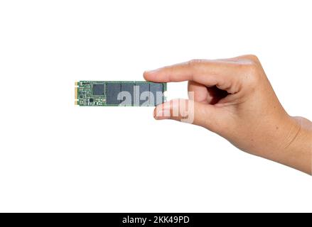 Une main tient un disque ssd de format m2 isoler sur fond blanc. Nouvelles technologies de stockage et de transfert rapide des données Banque D'Images