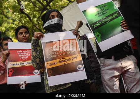 New Delhi, Delhi, Inde. 25th novembre 2022. Les employés de Gig Amazon Warehouse ainsi que d'autres employés participent à une démonstration à New Delhi. La manifestation a été contre Amazon et diverses autres compagnies pour ne pas fournir de salaire approprié et d'autres droits de base aux travailleurs de Gig. (Image de crédit : © Kabir Jhangiani/ZUMA Press Wire) Banque D'Images