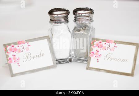 Bride and Groom salières et poivrières avec nom Placez les cartes sur une table de réception de mariage Banque D'Images