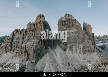 Zwei Personen in roten Jacken vor den drei Zinnen in den Dolomiten. Ewern Tre cime. Banque D'Images