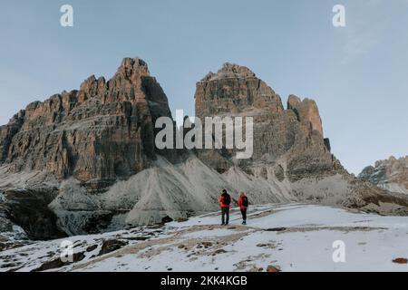 Zwei Personen in roten Jacken vor den drei Zinnen in den Dolomiten. Ewern Tre cime. 2 Banque D'Images