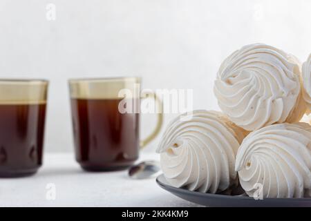 tea party avec un zephyr aéré et délicat sur fond clair. dessert maison, pâtisserie, chef pâtissier, vacances, anniversaire, confiserie, thé gourmet p Banque D'Images
