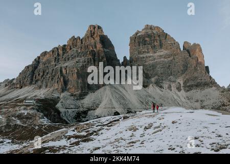 Zwei Personen in roten Jacken vor den drei Zinnen in den Dolomiten. Ewern Tre cime. 4 Banque D'Images