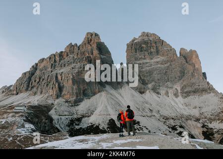 Zwei Personen in roten Jacken vor den drei Zinnen in den Dolomiten. Ewern Tre cime. 6 Banque D'Images