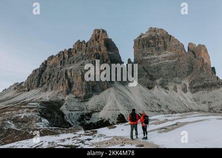 Zwei Personen in roten Jacken vor den drei Zinnen in den Dolomiten. Ewern Tre cime. 5 Banque D'Images