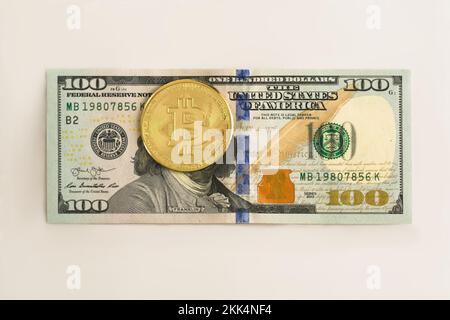 Bitcoin physique sur une facture de cent dollars. Bourse de crypto-monnaie, concept d'investissement. Banque D'Images