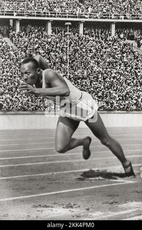 Jesse Owens (1913-1980) en compétition aux Jeux Olympiques de Berlin 1936 - photographe inconnu. Banque D'Images