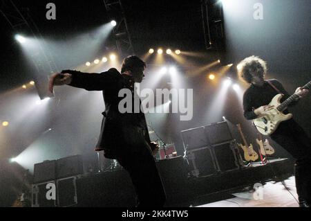 THE STROKES, ROOM ON FIRE TOUR, 2003 : Julian Casablancas et Albert Hammond Jr de THE STROKES jouant en direct sur la Room on Fire Tour à Cardiff International Arena, le 3 décembre 2003. Photographie : ROB WATKINS Banque D'Images