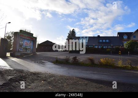 Zone d'entrée vide du parc à thème de Klotten en hiver Banque D'Images