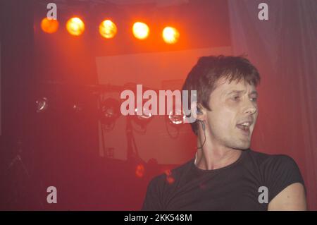 BRETT ANDERSON, SUEDE, 2002 : Brett Anderson du groupe britannique Suede au Coal Exchange, Cardiff, le 5 septembre 2002. Ce concert est un échauffement discret des fans pour leur tournée complète plus tard cet automne. Le groupe fait la promotion de leur cinquième album studio, A New Morning. Photographie : Rob Watkins Banque D'Images