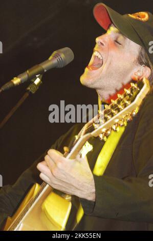 FRAN HEALEY, RADIO ONE LIVE, 2003 : Fran Healey de Travis à Radio One Live à Coopers Field à Cardiff, le 14 septembre 2003. Photographie : ROB WATKINS. INFO : Travis est un groupe de rock écossais formé en 1990. Connus pour leur son mélodique et introspectif, ils ont été largement salués avec des albums comme 'The Man Who' et des tubes comme 'Why Does It Always Rain on me?', devenant un incontournable du rock alternatif britannique. Banque D'Images
