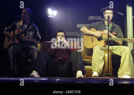 WESTLIFE, PEAK FAME, CONCERT, 2003 : le boyband irlandais Westlife joue un interlude acoustique au sommet de leur succès en début de carrière à Cardiff CIA, pays de Galles, Royaume-Uni le 13 avril 2003. Photographie : Rob Watkins. INFO : Westlife, formé en 1998 à Dublin, en Irlande, est devenu l'un des boys bands les plus réussis de tous les temps. Leur voix harmonieuse et leurs chansons pop axées sur la ballade ont captivé le public du monde entier, leur valant de nombreux prix et distinctions. Banque D'Images