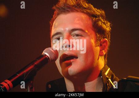 WESTLIFE, PEAK FAME, CONCERT, 2003 : Shane Filan du boyband irlandais Westlife au sommet de leur succès en début de carrière à Cardiff CIA, pays de Galles, Royaume-Uni le 13 avril 2003. Photographie : Rob Watkins. INFO : Westlife, formé en 1998 à Dublin, en Irlande, est devenu l'un des boys bands les plus réussis de tous les temps. Leur voix harmonieuse et leurs chansons pop axées sur la ballade ont captivé le public du monde entier, leur valant de nombreux prix et distinctions. Banque D'Images