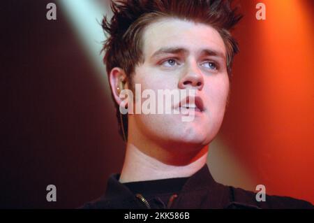 WESTLIFE, PEAK FAME, CONCERT, 2003 : Bryan MacFadden du boyband irlandais Westlife au sommet de leur succès en début de carrière à Cardiff CIA, pays de Galles, Royaume-Uni le 13 avril 2003. Photographie : Rob Watkins. INFO : Westlife, formé en 1998 à Dublin, en Irlande, est devenu l'un des boys bands les plus réussis de tous les temps. Leur voix harmonieuse et leurs chansons pop axées sur la ballade ont captivé le public du monde entier, leur valant de nombreux prix et distinctions. Banque D'Images