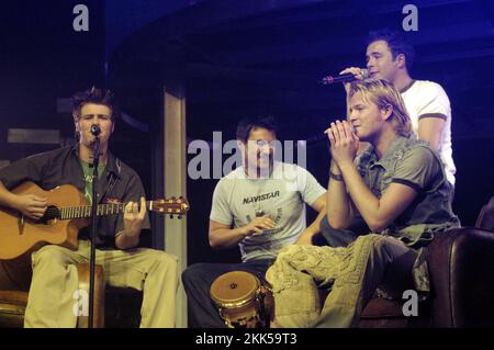 WESTLIFE, PEAK FAME, CONCERT, 2003 : le boyband irlandais Westlife joue un interlude acoustique au sommet de leur succès en début de carrière à Cardiff CIA, pays de Galles, Royaume-Uni le 13 avril 2003. Photographie : Rob Watkins. INFO : Westlife, formé en 1998 à Dublin, en Irlande, est devenu l'un des boys bands les plus réussis de tous les temps. Leur voix harmonieuse et leurs chansons pop axées sur la ballade ont captivé le public du monde entier, leur valant de nombreux prix et distinctions. Banque D'Images