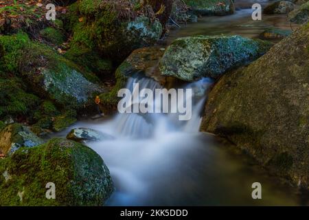 Cascade dans le parc national portugais de Geres, au nord du pays Banque D'Images