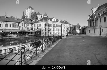 ANNECY, FRANCE - 10 JUILLET 2022 : la vieille ville. Banque D'Images