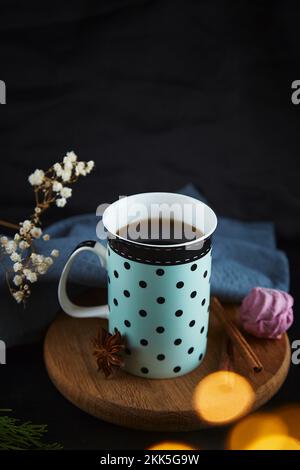 Tasse à café festive confortable avec guimauves et bokeh de Noël. Noël esthétique alimentaire. Banque D'Images