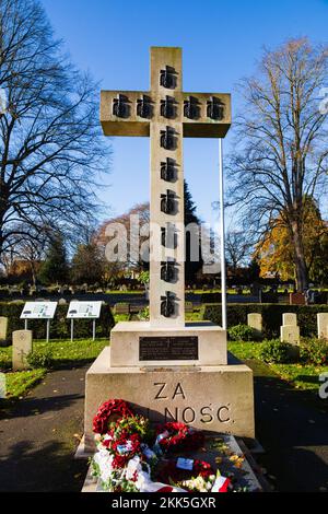 Ancienne tombe du leader polonais de l'époque de la guerre, Wladyslaw Sikorski, dans le terrain de la Commission des sépultures de guerre du Commonwealth, au cimetière de Newark, dans le Nottinghamshire. Banque D'Images