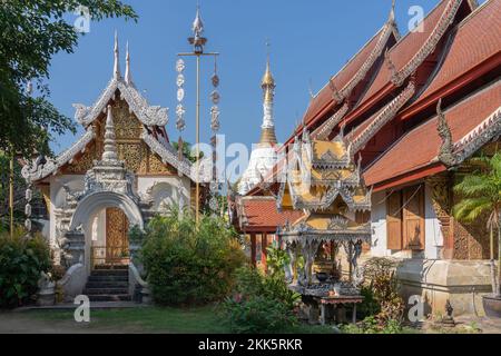 Vue sur le magnifique temple bouddhiste Wat Mahawan antique avec ubosot ou salle d'ordination, stupa de style birman et vihara, Chiang Mai, Thaïlande Banque D'Images