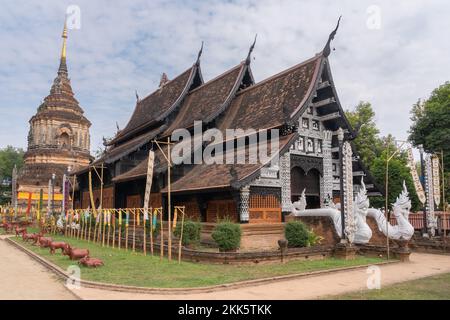 Vue sur le paysage de vihara et de l'ancienne stupa de brique au site historique de Lanna style Wat Lok Moli ou le temple bouddhiste de Lok Molee, Chiang Mai, Thaïlande Banque D'Images