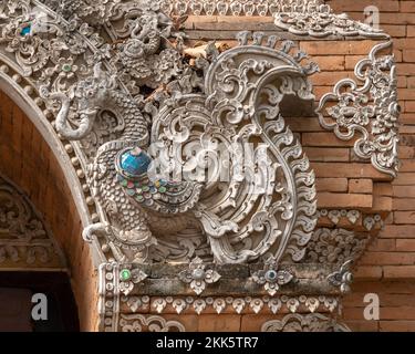 Décor en stuc de style Lanna composé d'un hattadiing, d'un demi-éléphant d'oiseau mythologique au temple bouddhiste Wat Lok Moli ou Lok Molee, Chiang Mai, Thaïlande Banque D'Images