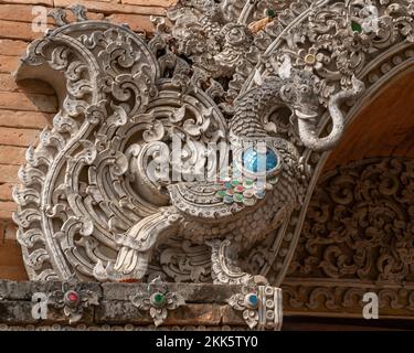 Décor en stuc de style Lanna avec hattaditation mythologique, demi-éléphant d'oiseau au temple bouddhiste Wat Lok Moli ou Lok Molee, Chiang Mai, Thaïlande Banque D'Images