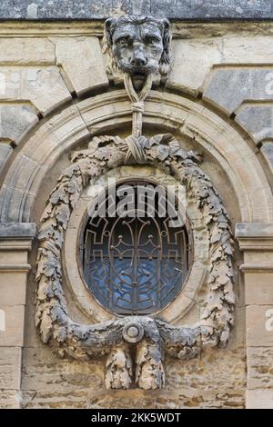 Vue sur l'ancienne fenêtre avec tête de lion et décoration en pierre de la guirlande dans le jardin historique de la Promenade du Peyrou, Montpellier, France Banque D'Images