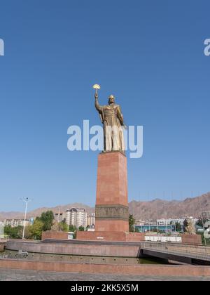 Khujand, Sughd, Tadjikistan - 08 18 2022 : vue sur le paysage urbain avec la statue du héros national Ismoil Somoni dans le parc public Banque D'Images