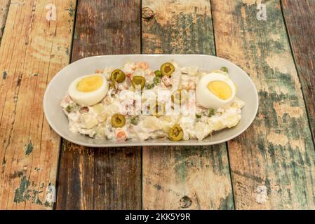 La salade russe, également connue à l'origine sous le nom de salade Olivier, est une salade typique de plusieurs pays d'Europe, d'Asie et d'Amérique. pouvoir utiliser di Banque D'Images