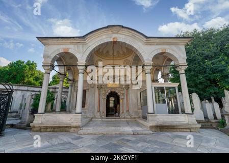 Entrée en marbre blanc aux tombeaux du cimetière historique d'Eyup, situé dans le quartier d'Eyup, du côté européen d'Istanbul, en Turquie Banque D'Images