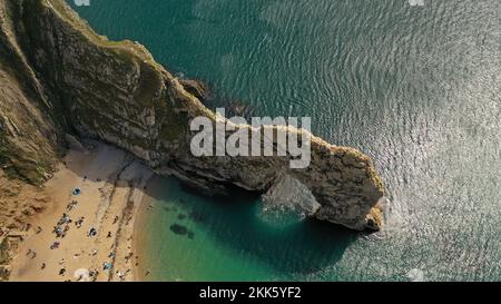 Vue aérienne par drone sur l'arche de calcaire de Durdle Door et une plage de sable par une journée ensoleillée Banque D'Images