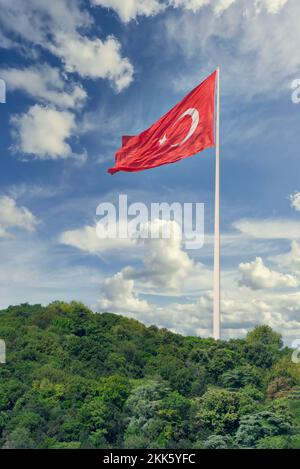Immense drapeau turc sur les montagnes du détroit du Bosphore, dans un ciel ensoleillé jour d'été, Istanbul, Turquie Banque D'Images