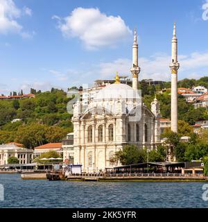 Vue depuis le détroit du Bosphore surplombant la mosquée Ortakoy, ou Ortakoy Camii, alias Buyuk Mecidiye Camii, situé au bord de l'eau de la place du quai Ortakoy, Istanbul, Turquie Banque D'Images