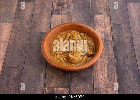 Le riz doux à la perdrix est une préparation de riz cuit qui laisse un résultat final un riz à texture humide et crémeuse. Pour obtenir cet effet, Banque D'Images