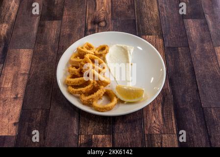 Le calamari frit est une préparation typique de différentes cuisines dans le monde, comme l'espagnol, le turc ou le philippin. Il se compose d'un calmar coupé en St Banque D'Images